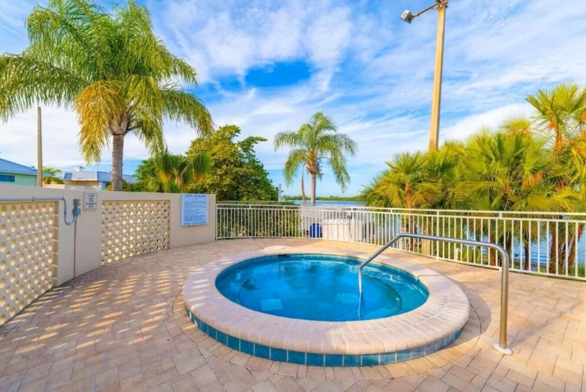 Beautiful New Luxury Townhome With Private Beach And Swimming Pools Раскин Экстерьер фото